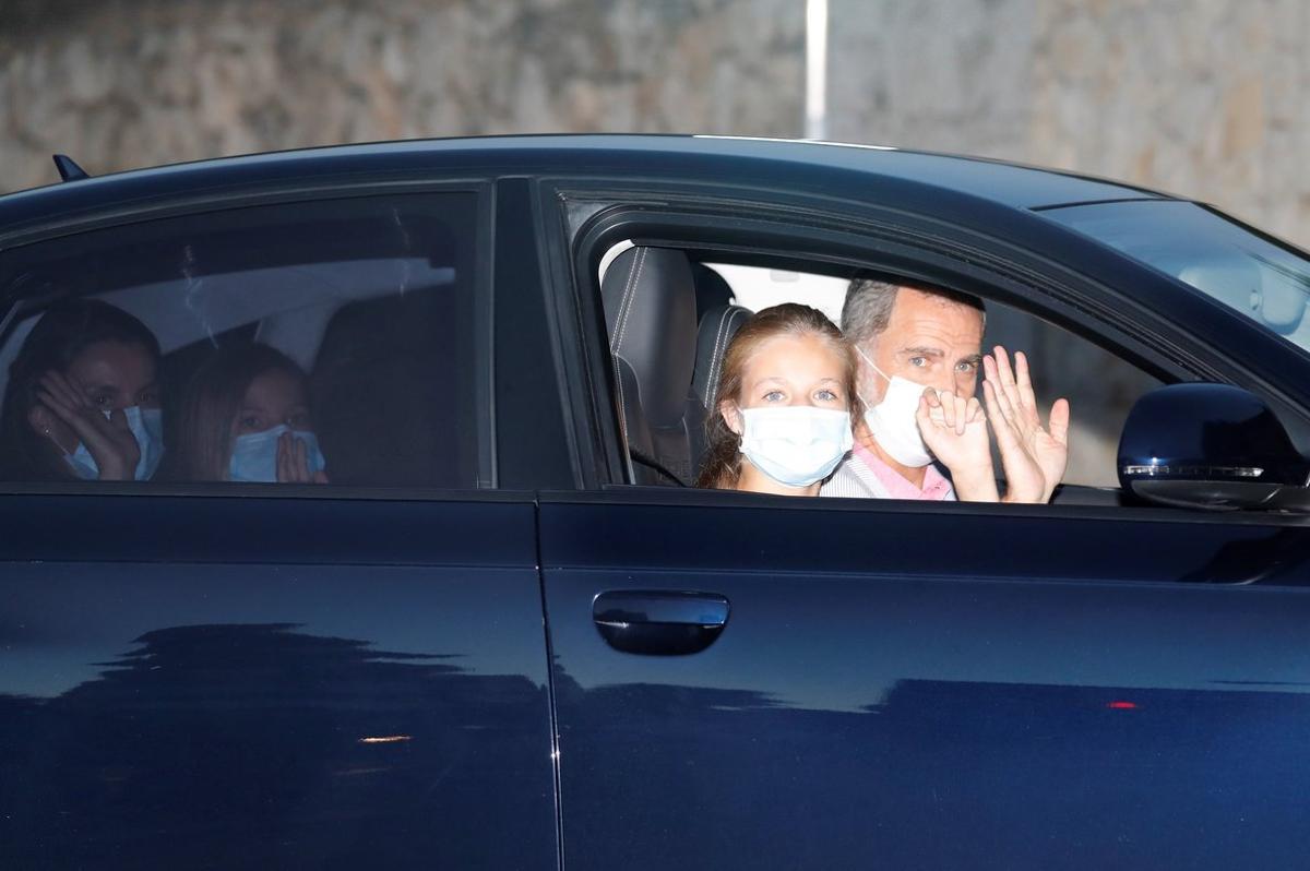 GRAF9837. PALMA, 07/08/2020.- El rey Felipe VI (d), la reina Letizia (i), la princesa Leonor (2d) y la infanta Sofía (2i) a su llegada al Palacio de Marivent, en Palma de Mallorca, en el inicio de sus vacaciones veraniegas en Mallorca. EFE/Ballesteros