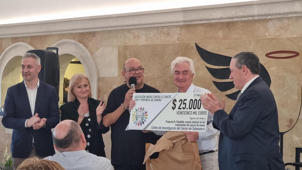 UCCTA entrega 25.000 euros al doctor e investigador Atanasio Pandiella.