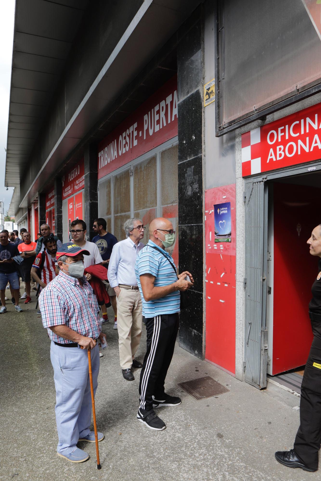 Los primeros aficionados del Sporting de Gijón renuevan sus abonos