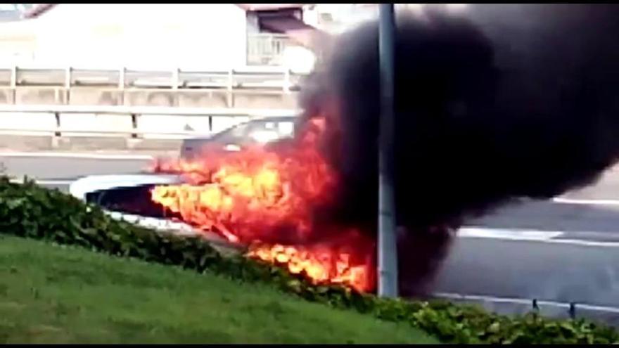 Un vehículo calcinado tras empezar a arder cuando circulaba por la avenida de A Pasaxe