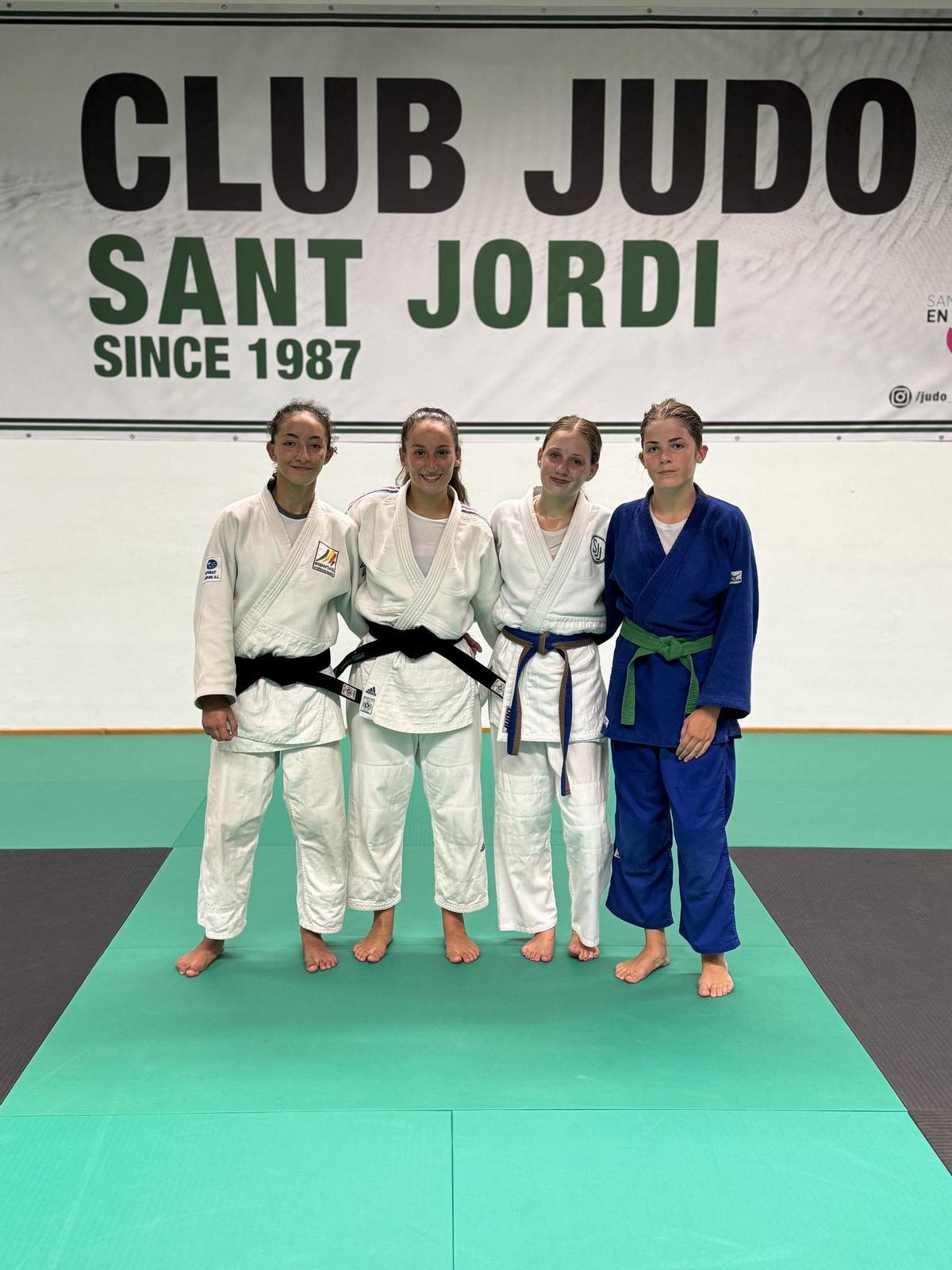 Dina Hamri, Aisha Ferrer, i Martina López, amb Maria, en una fotografia d’arxiu.