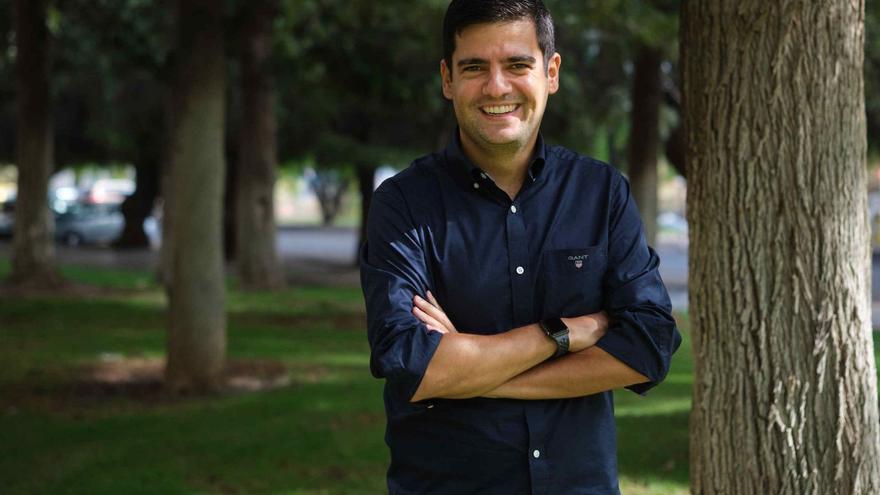 Abel López en los jardines de la Universidad de La Laguna.