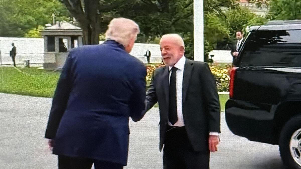 Captura de pantalla tomada de la cuenta oficial en X @MargoMartin47, de la Asistente especial del presidente y asesora de comunicaciones de Estados Unidos, Margo Martin, donde se observa al presidente Donald Trump saludando a su homólogo de Brasil, Luiz Inácio Lula da Silva.