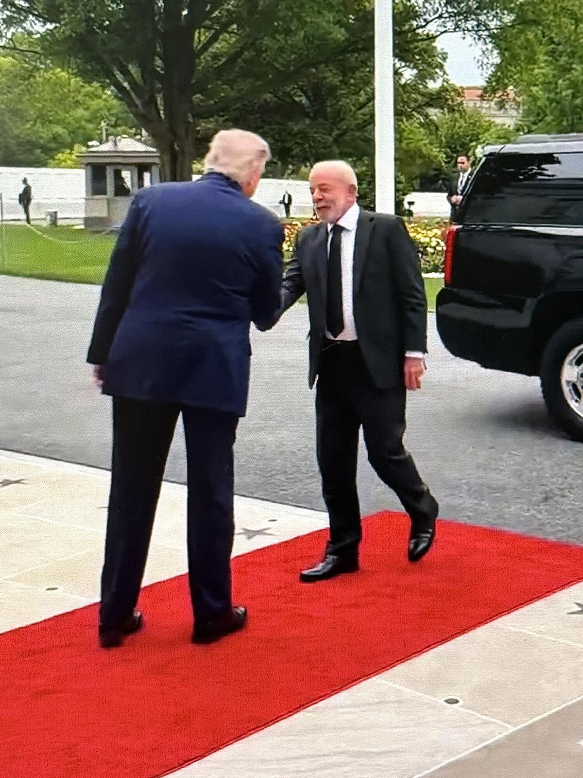 Captura de pantalla tomada de la cuenta oficial en X @MargoMartin47, de la Asistente especial del presidente y asesora de comunicaciones de Estados Unidos, Margo Martin, donde se observa al presidente Donald Trump saludando a su homólogo de Brasil, Luiz Inácio Lula da Silva.