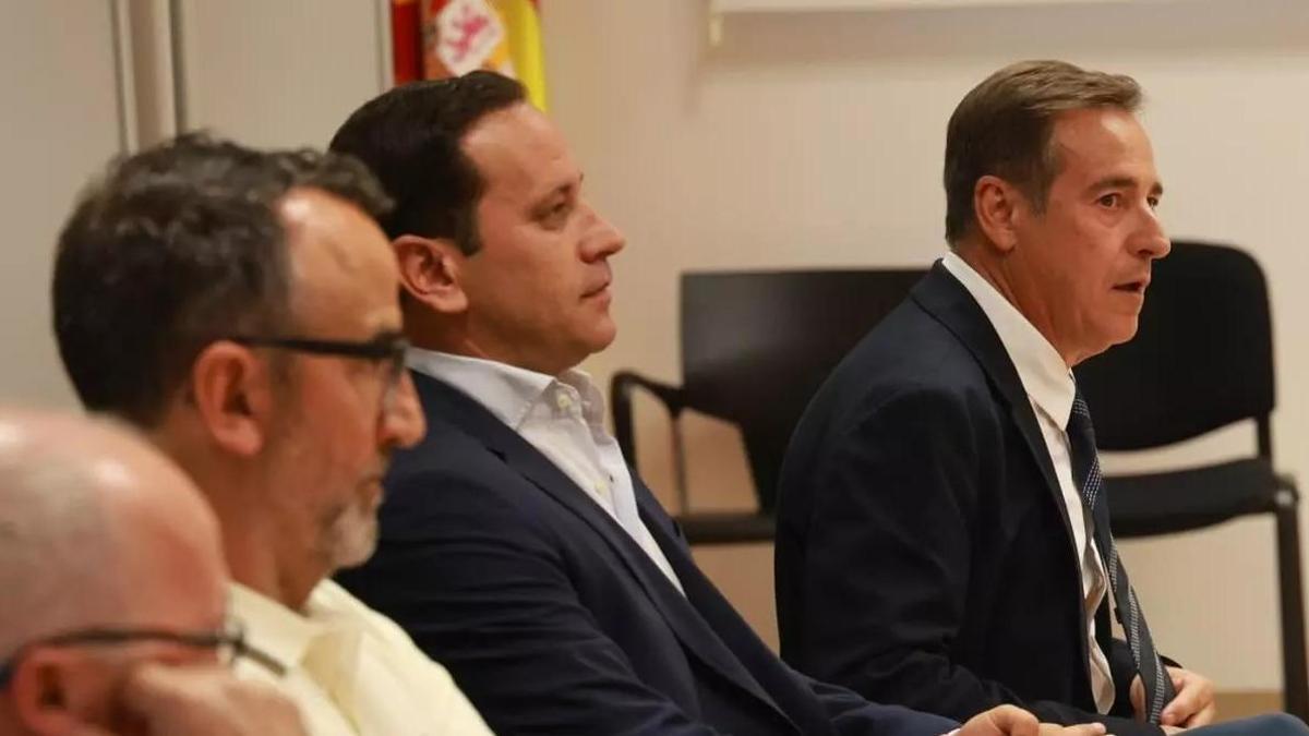 A la derecha, el exalcalde Juan Bautista Roselló y, junto a él, el actual munícipe, Arturo Poquet