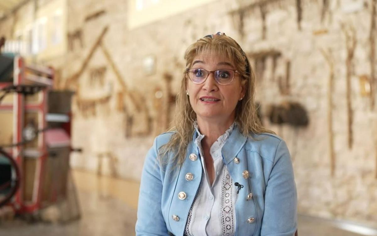 Ana María Zamarro, alcaldesa de Cantalejo, es entrevistada en el museo del trillo de la localidad.