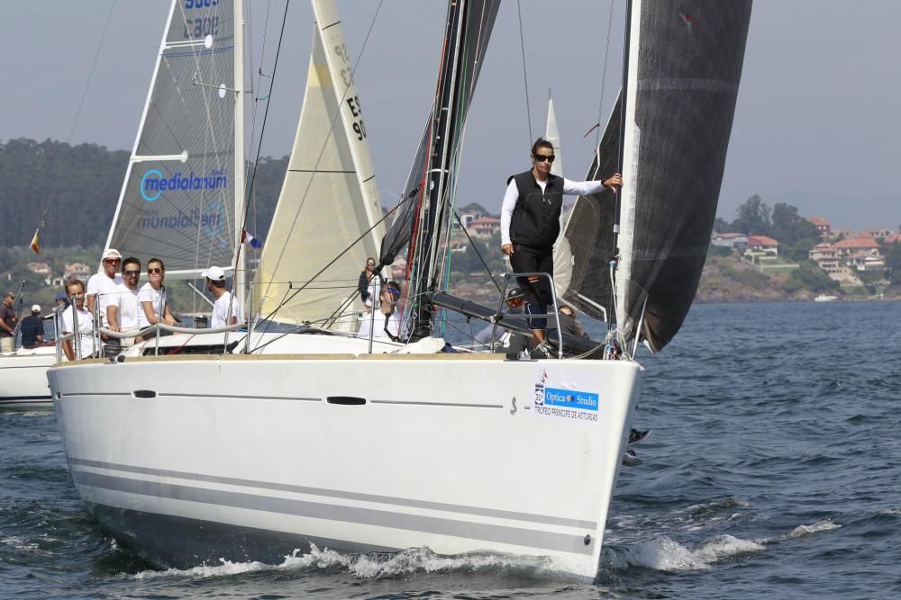 Inicio del Trofeo Príncipe de Asturias en Baiona - Arroutado, Movistar y Bunda ganaron la regata costera. Juan Carlos I navegará desde hoy en el Gallant