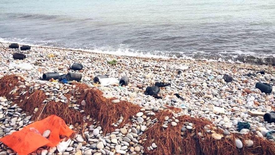 Imagen de la playa de la Basseta, llena de residuos.