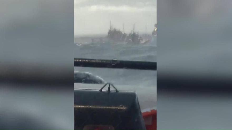 Así fue el complejo rescate hacia el puerto de Vigo del 'Eikborg': «Un peligro para la navegación»