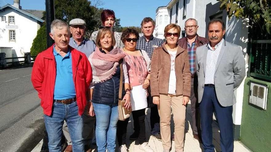 Los tres ediles del grupo municipal del PSOE con los representantes del colectivo vecinal As Peniñas.