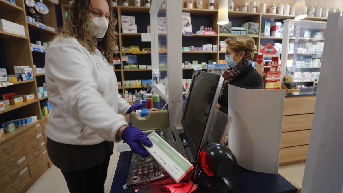 Una farmacia en Llíriavende un test de antígenos, ayer, a su nuevo precio: 2,94 euros.  JM LÓPEZ