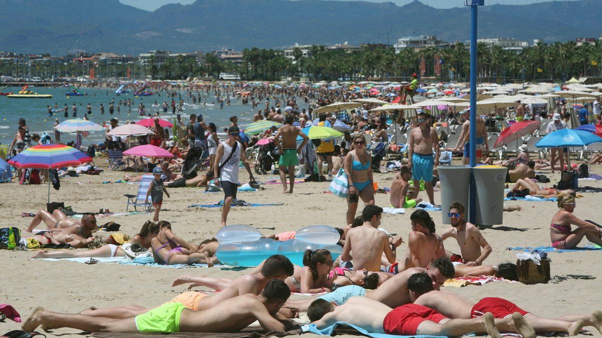 TURISTAS EN LAS PLAYAS DE SALOU