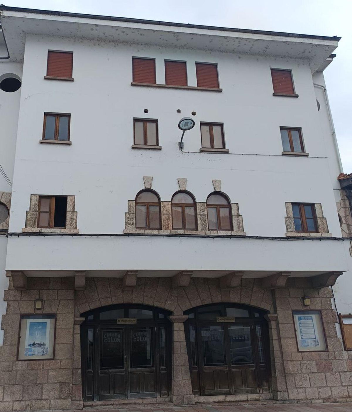 El edificio del Cine Colón, en Cangas de Onís. | J. M. CARBAJAL