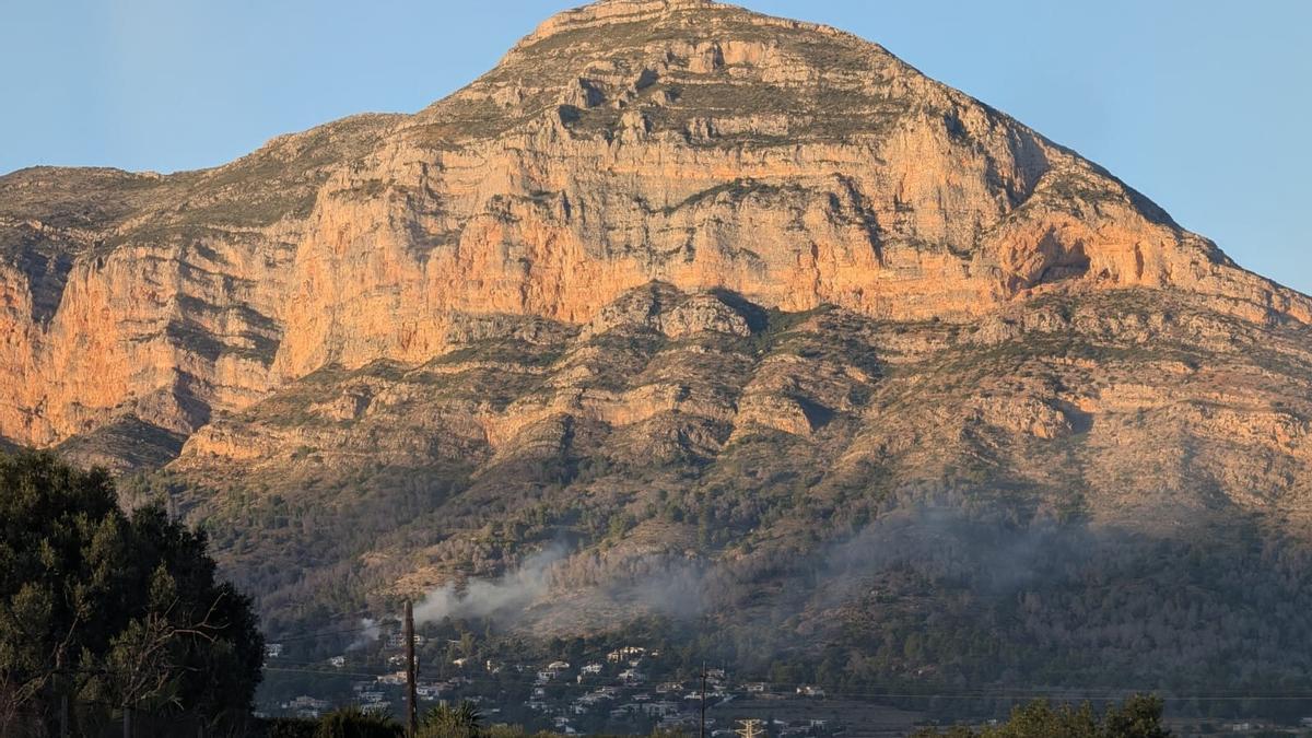 El humo del incendio declarado esta tarde en la ladera del Montgó