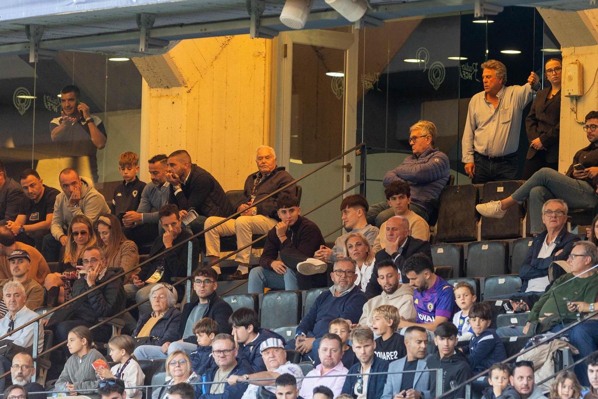 Rubén Torrecilla, a la izquierda, habla por teléfono para dar instrucciones a Iván Moya, su ayudante, director del partido en su lugar.