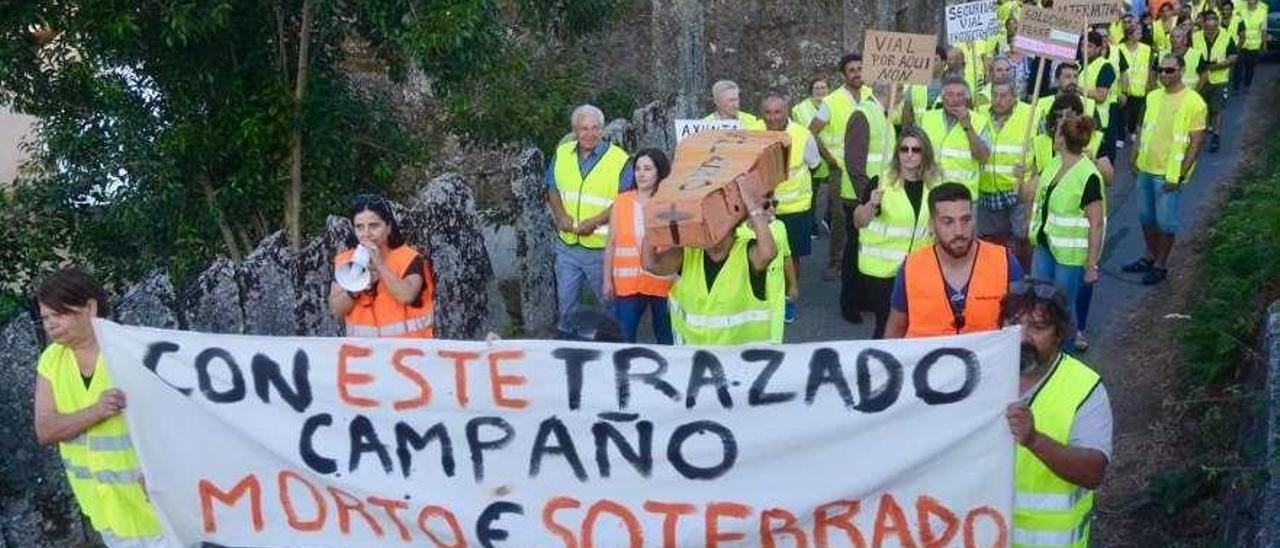 Una de las manifestaciones convocadas por los vecinos contra el trazado de la variante de Alba. // R.V.