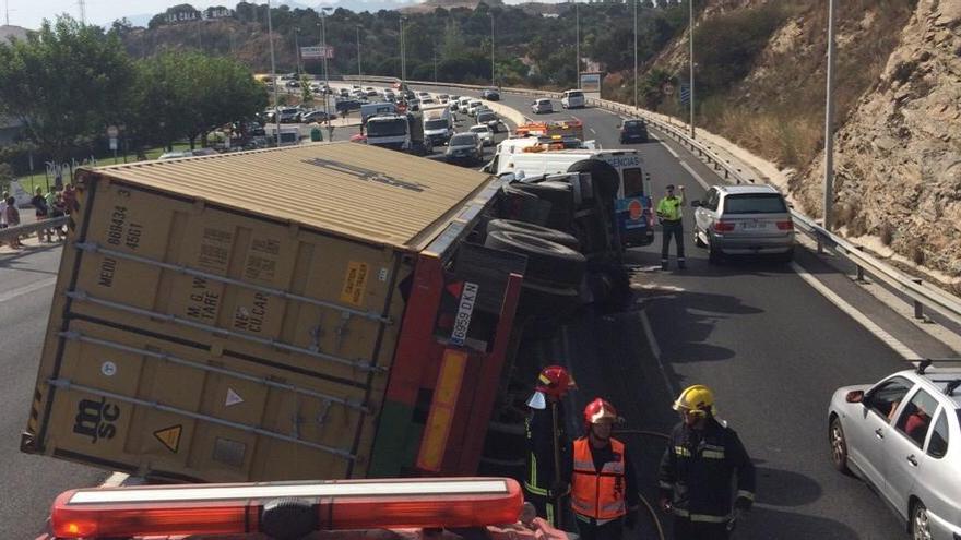 Vuelca un camión en la A7 a la altura de La Cala de Mijas