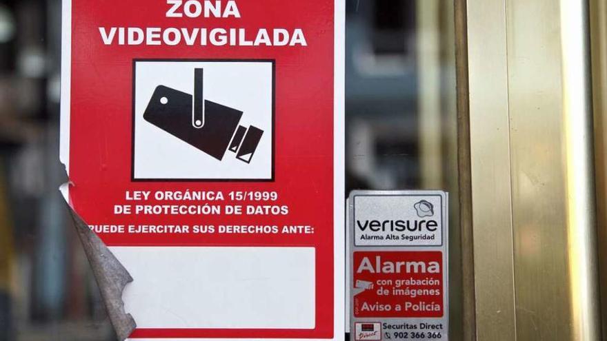 Un cartel alerta de la presencia de cámaras en un establecimiento.