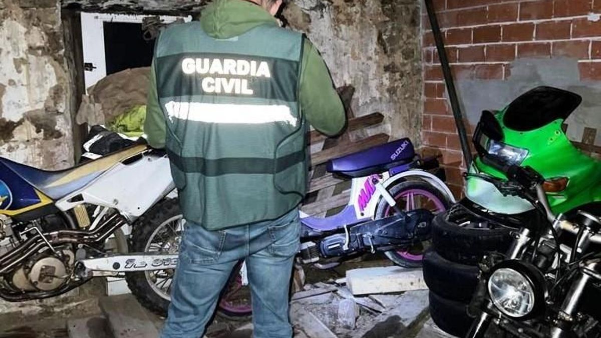 Un agente junto a las motos encontradas.