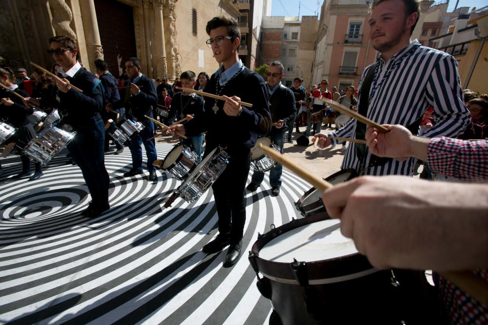 La plaza de Santa María se llena de unos 200 músicos para celebrar la Tamborrada