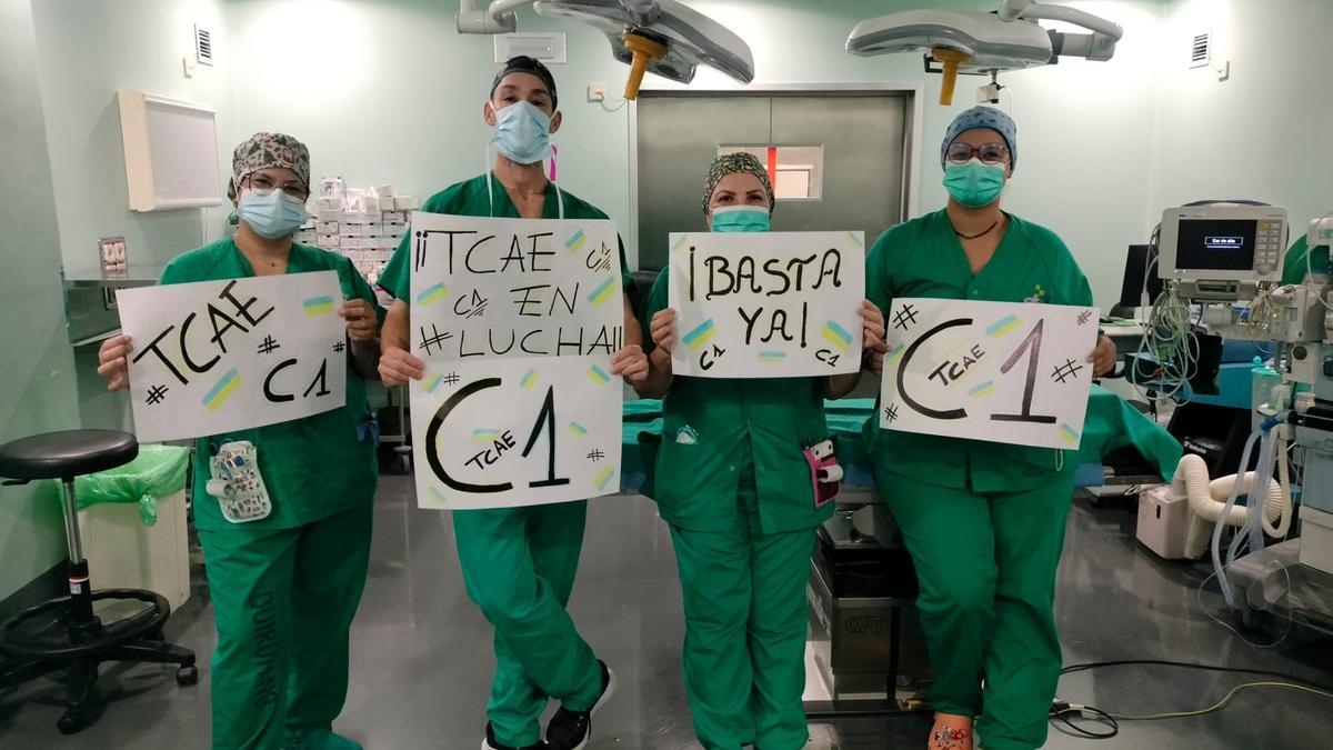 Auxiliares TCAE reivindicando su reclasificación.