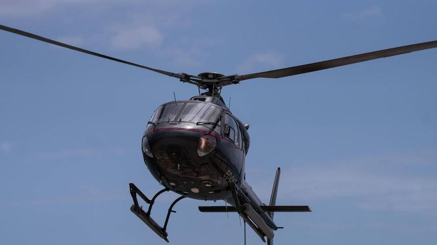 Un helicòpter a baixa altura desencadena la confusió i les queixes dels veïns al centre de Barcelona
