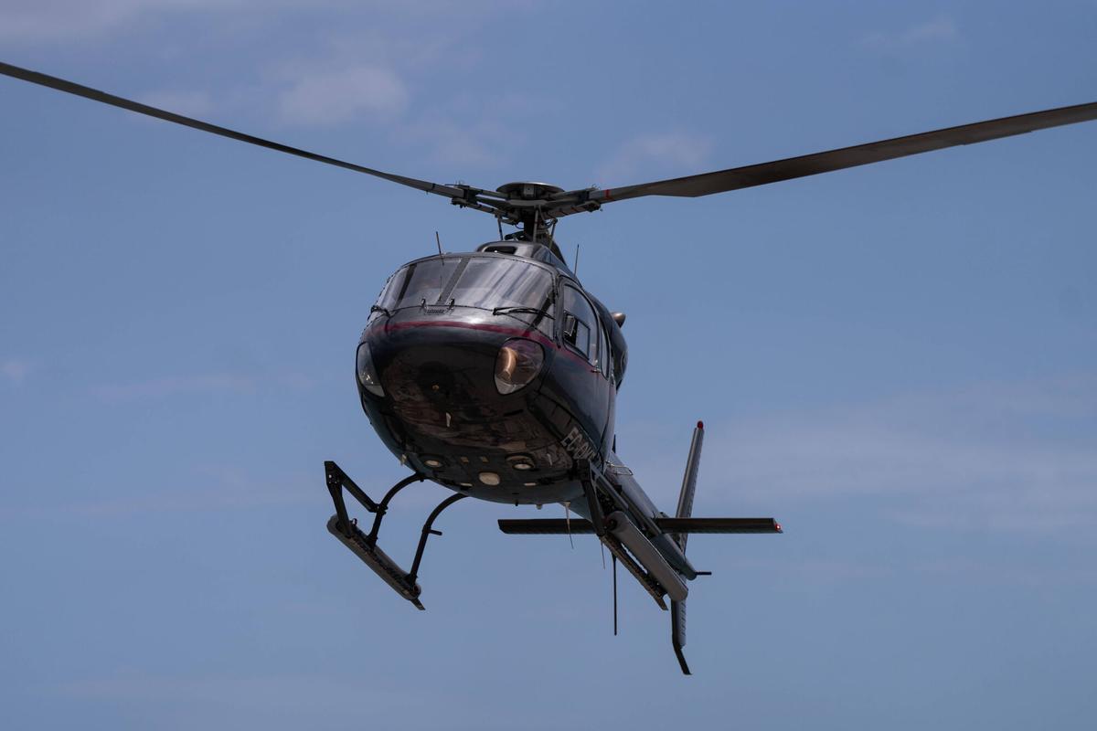 Un helicòpter a baixa altura desencadena la confusió i les queixes dels veïns al centre de Barcelona