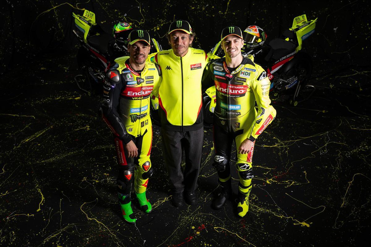 Valentino Rossi, junto a sus dos pilotos