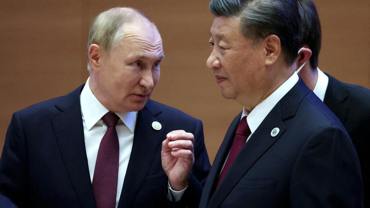 El presidente ruso, Vladímir Putin, conversa con su homólogo chino, Xi Jinping, durante el encuentro que mantuvieron el pasado 16 de septiembre en la cumbre del grupo de Shangái, en Samarcanda.