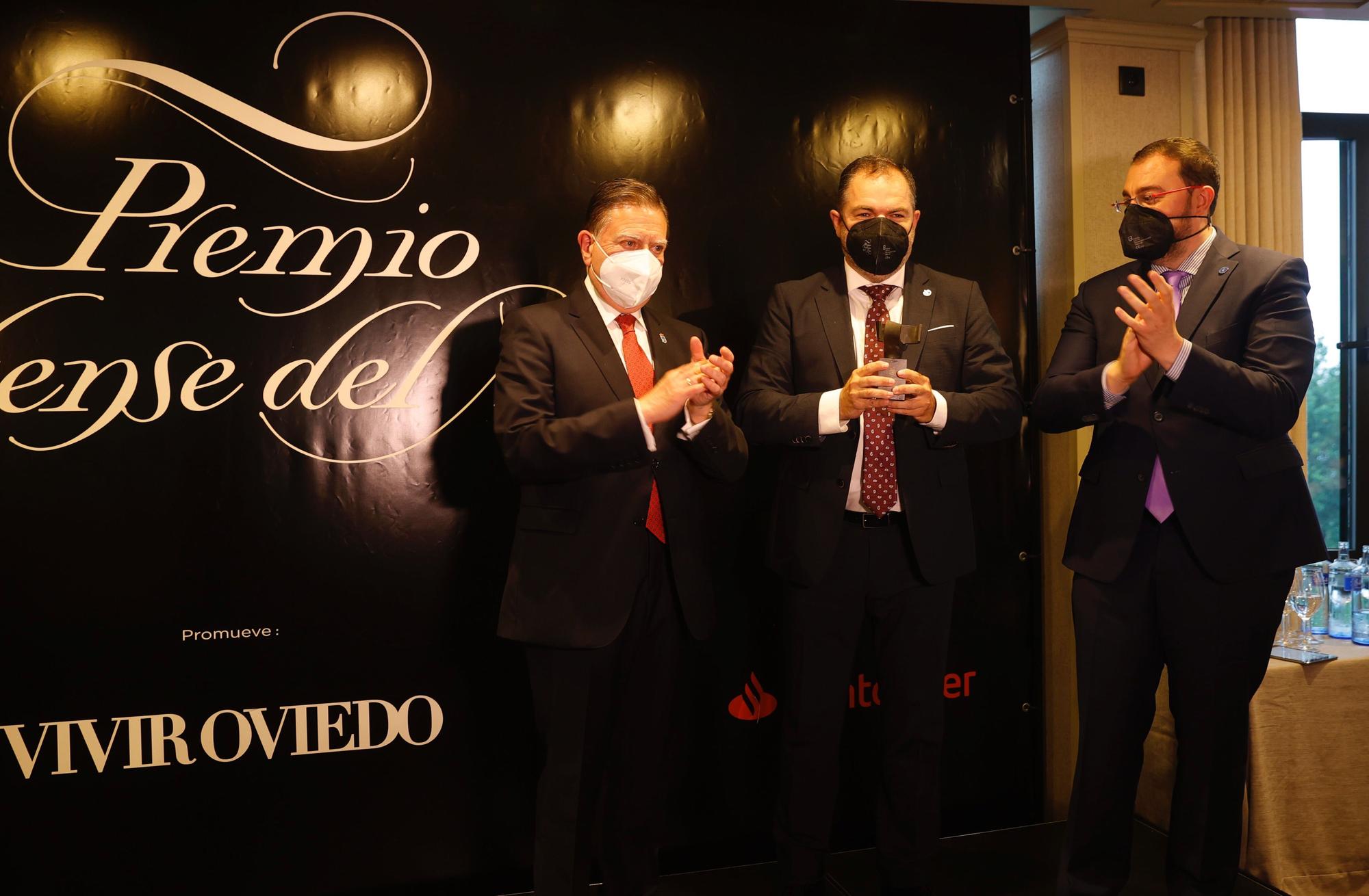 Entrega del premio "Oventese del año" al presidente la Cámara de Comercio, Carlos Paniceres