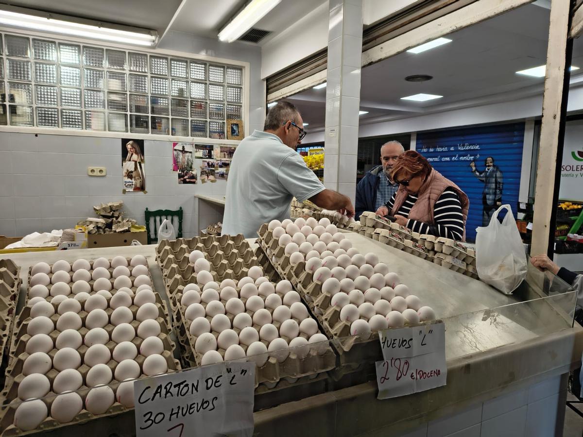 Vicent Argent acude cada viernes al mercado sedentario municipal de Xàtiva.