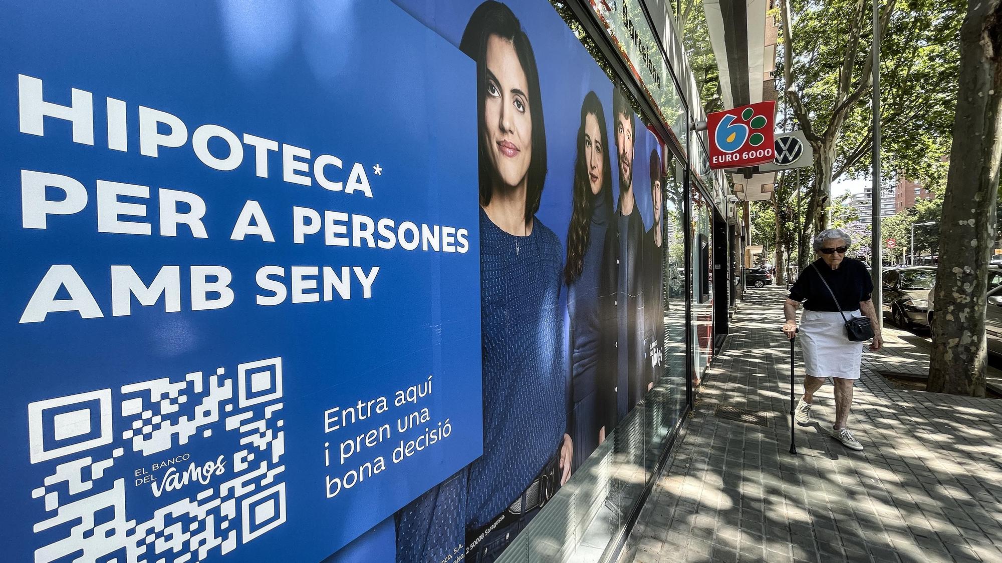 publicidad sobre hipotecas en una sucursal de Ibercaja en el barrio de la Verneda FOTO de FERRAN NADEU