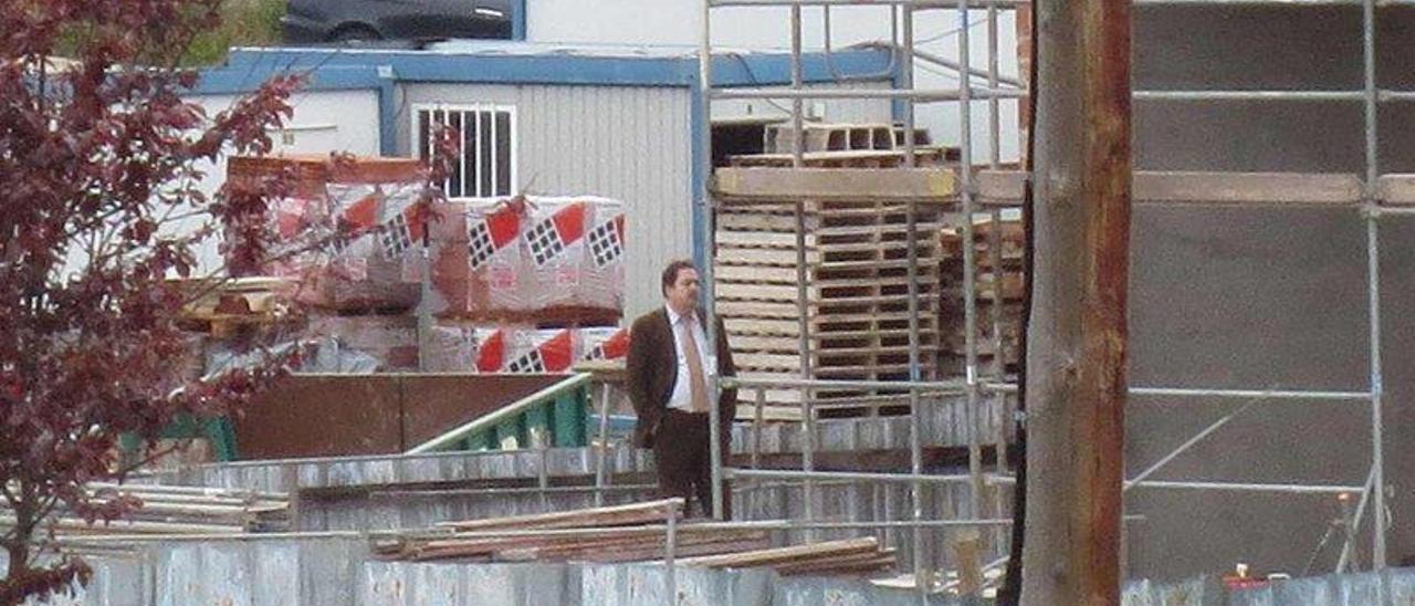 El secretario municipal de Llanes, durante una visita que giró a la obra del hotel Kaype en la tarde del jueves 3.