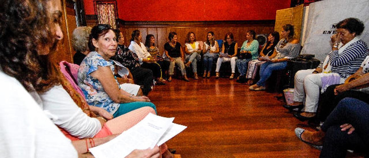 Reunión del grupo Mujeres Socialistas en el siglo XXI en el Hotel Madrid.