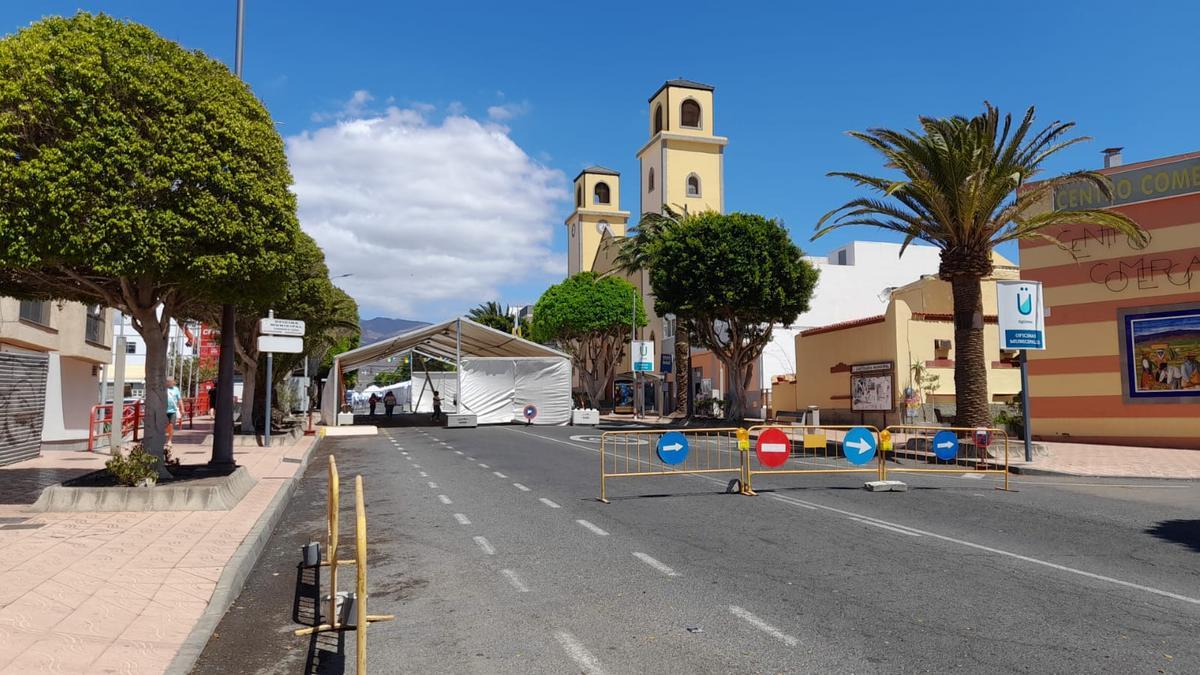 La avenida de Ansite, en el Cruce de Arinaga, en los preparativos de la pasada feria del Sureste.