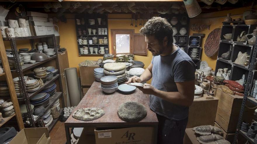 De Dabiz Muñoz a los hermanos Roca: un artesano canario crea las vajillas de los mejores restaurantes de España