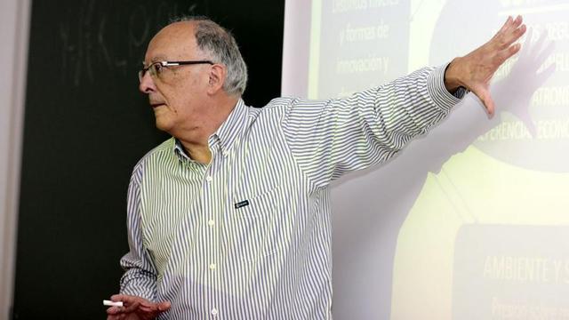 Fernando González Laxe, ayer durante su última clase en la Facultad de Economía.   | // LA OPINIÓN