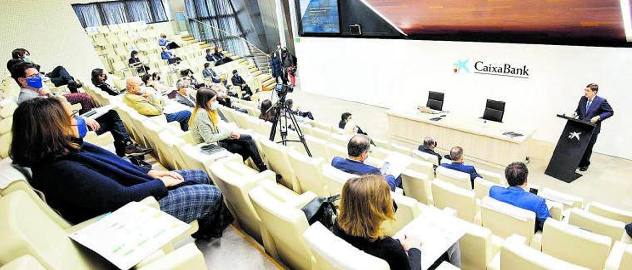 El presidente de CaixaBank, José Ignacio Goirigolzarri, ayer durante la presentación del informe.