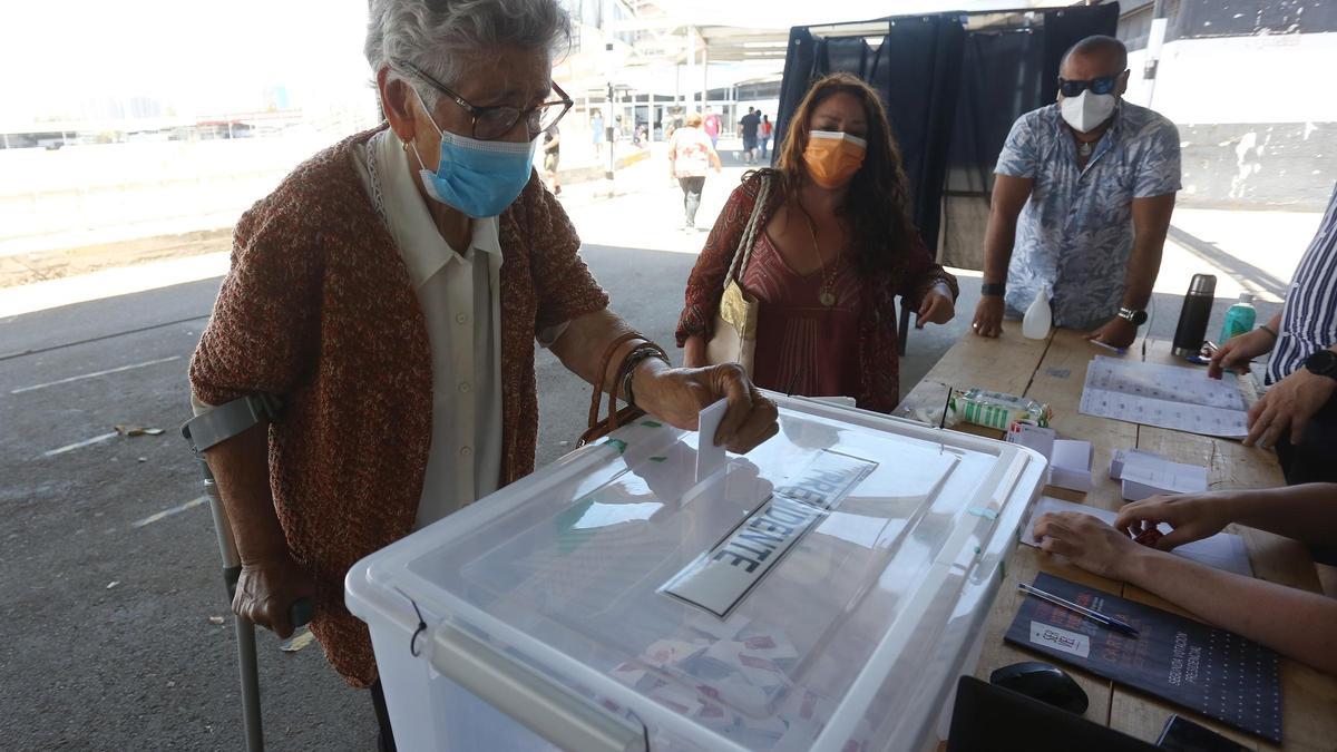 Una mujer deposita su voto durante la segunda vuelta de elecciones en Chile.