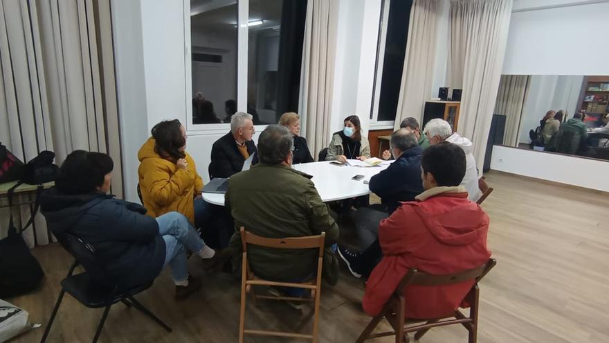 Un momento de la reunión celebrada ayer en el centro sociocultural Castroviejo. | Gonzalo Núñez