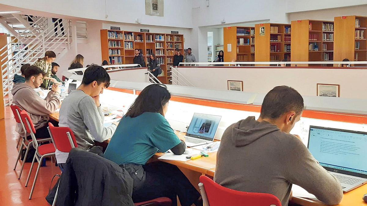 Estudiantes en su horario de estudio en la biblioteca de la facultad.