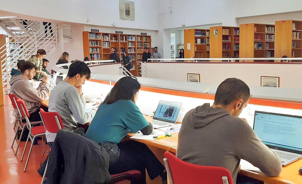 Estudiantes en su horario de estudio en la biblioteca de la facultad.