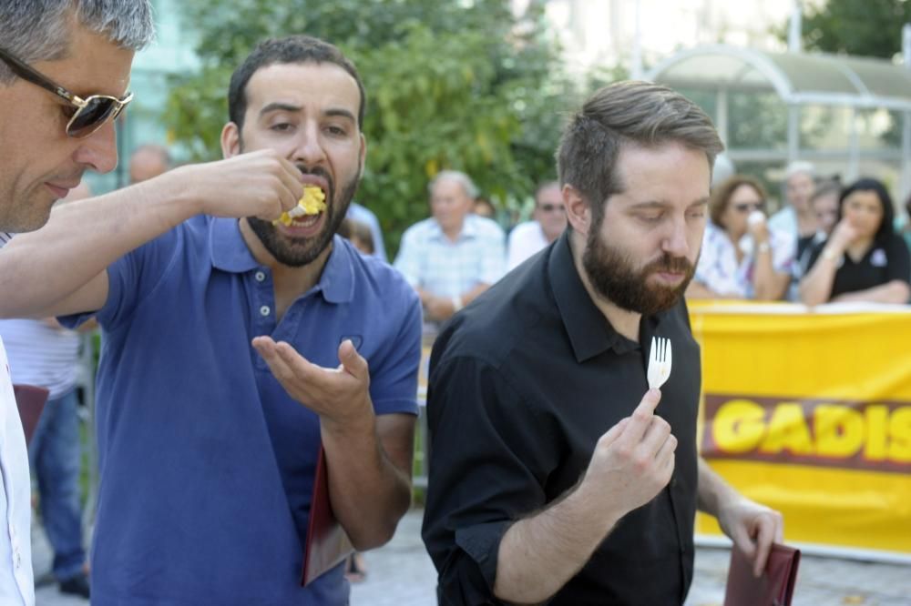 Concurso de tortilla en la fiesta de O Castrillón