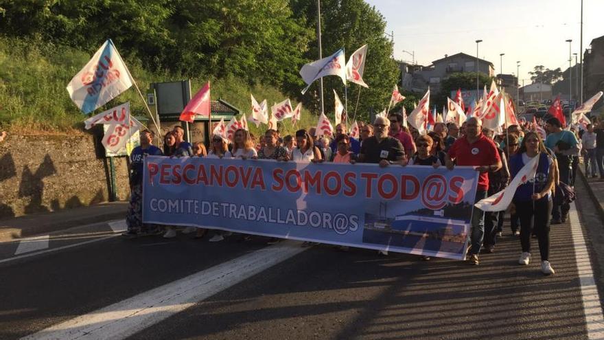 Cientos de personas arropan en Chapela a la plantilla de Pescanova