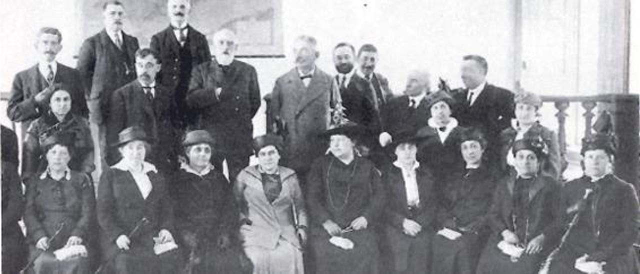 Claustro de profesores de las Escolas Normais de Pontevedra (1915-1916). Ernestina Otero en el centro con traje claro.