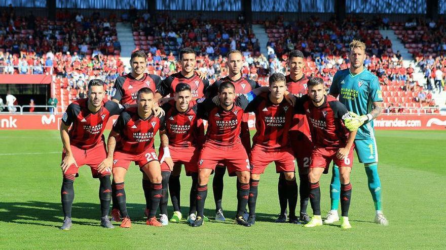 Formación inicial del Mirandés en el encuentro de ayer en Anduva.