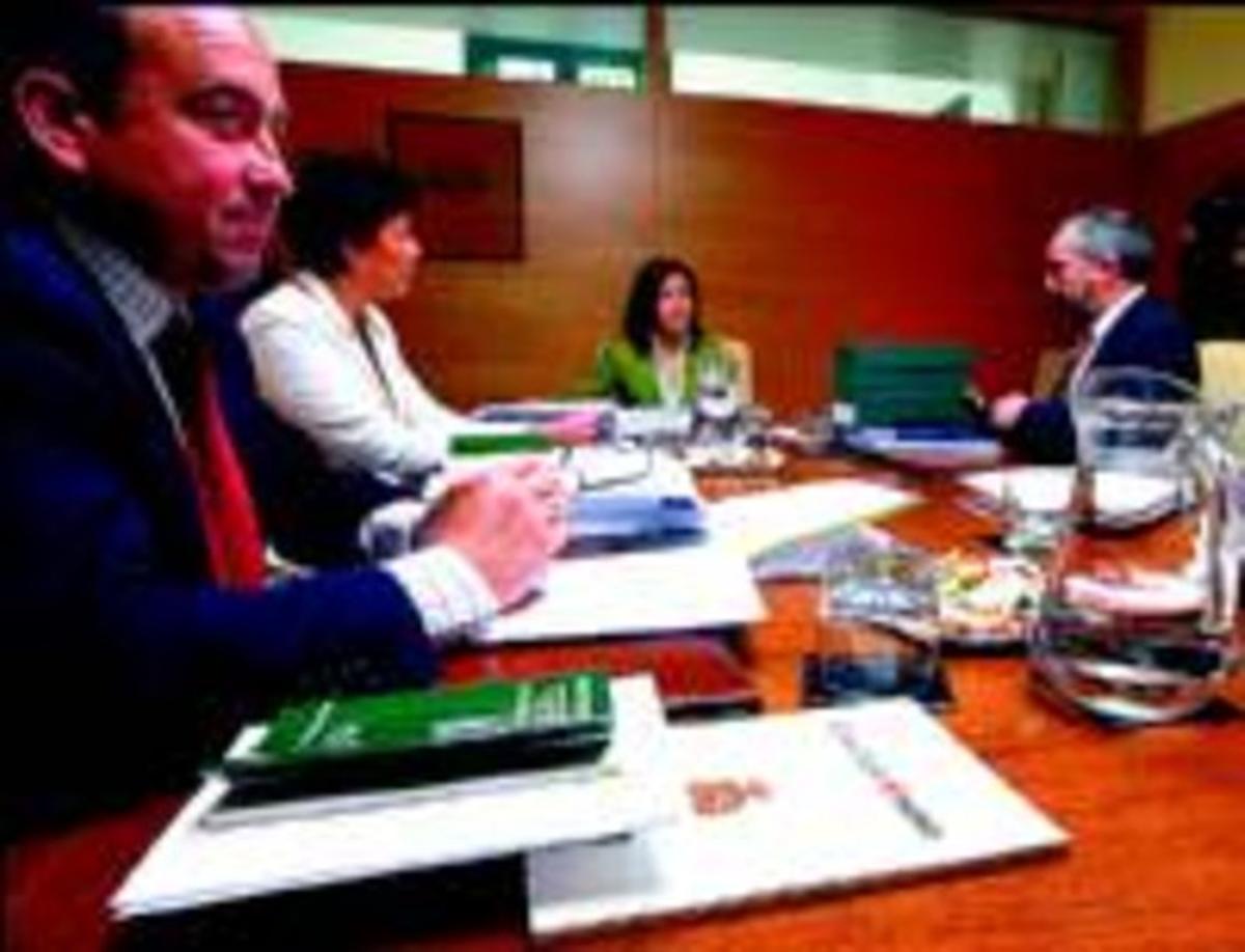 Els membres de la Mesa del Parlament basc, ahir a Vitòria.