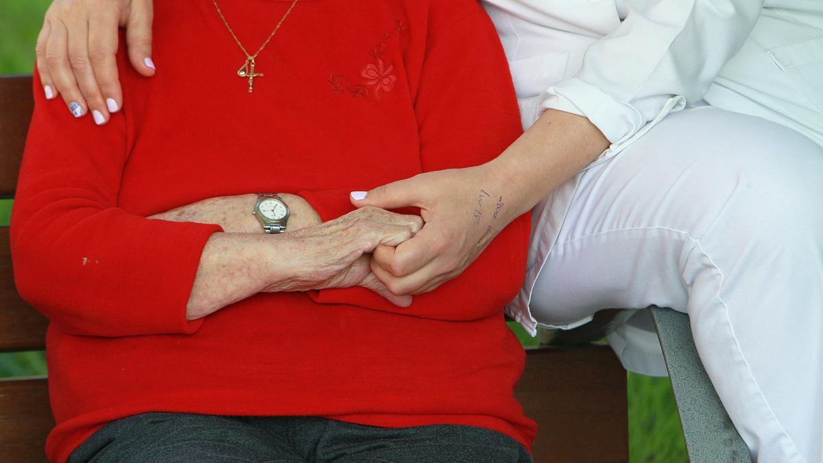 La mano de Carmen y Mónica durante la charla. //IÑAKI OSORIO