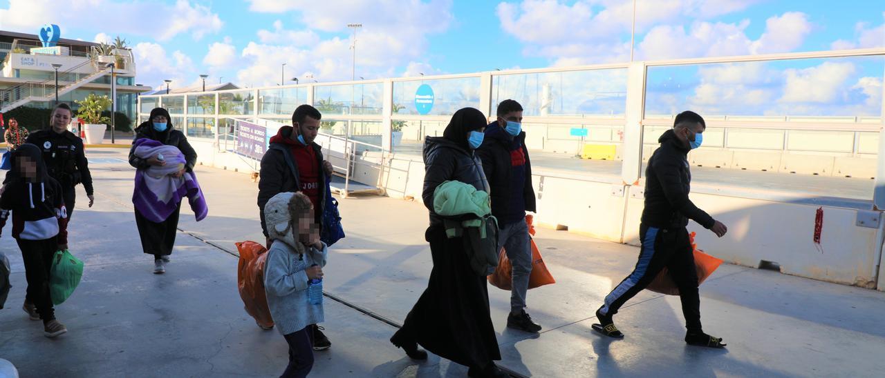 Parte de los migrantes, en el puerto de la Savina.