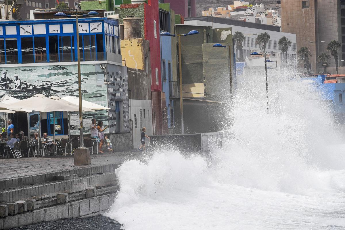 Oleaje fuerte en el paseo del barrio de San Cristóbal en Las Palmas de Gran Canaria. Oleaje fuerte en el paseo del barrio de San Cristóbal en Las Palmas de Gran Canaria.